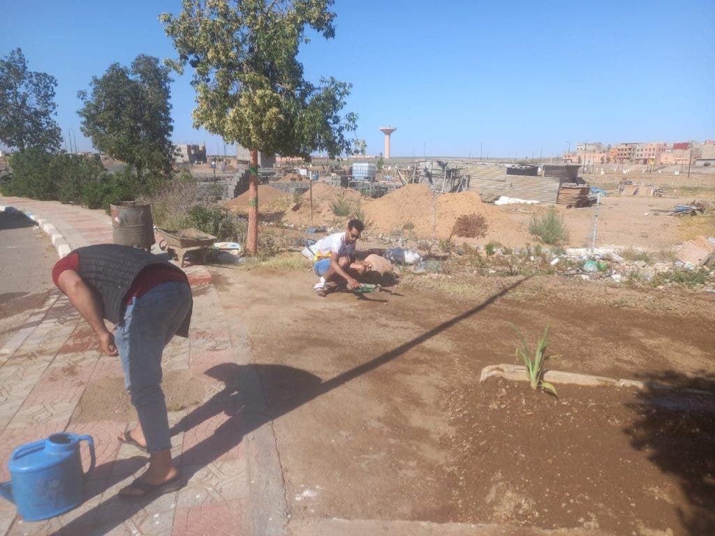 بن جرير.. متطوعون ينظفون مقبرة ويسهرون على تجميلها في غياب دور المسؤولين