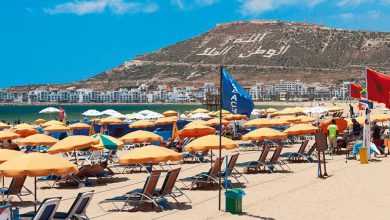 أكادير ..توافد طلبات التراخيص الصيفية على الشواطئ و دعوات لتنظيم صارم وجودة الخدمات