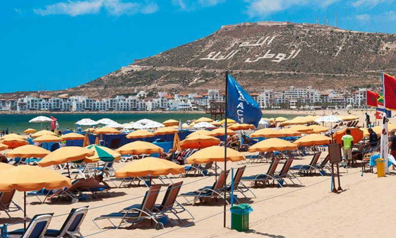 أكادير ..توافد طلبات التراخيص الصيفية على الشواطئ و دعوات لتنظيم صارم وجودة الخدمات