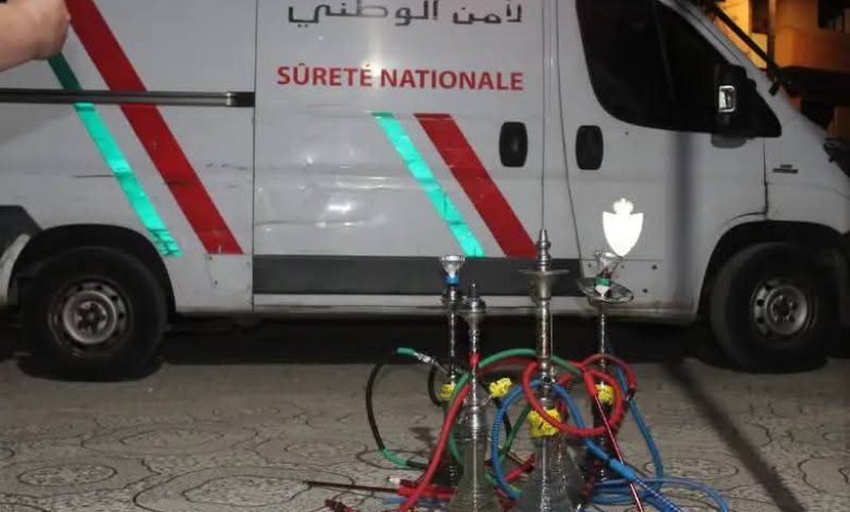 الحسيمة.. مداهمة أمنية لمقهى “شيشة” وسط إمزورن