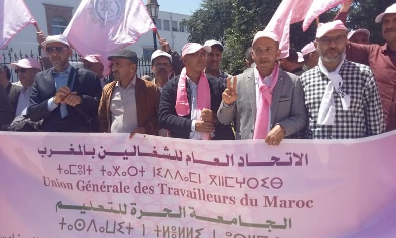 المتصرفون التربويون يحتجون أمام وزارة برادة ويتشبتون بملفهم المطلبي