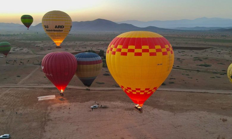 توقيف نشاط 3 شركات سياحية بسبب مناطيد هددت سلامة الطيران بمراكش