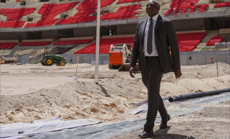 وزير الخارجية البريطاني ديفيد لامي يزور ملعب مولاي عبد الله بالرباط