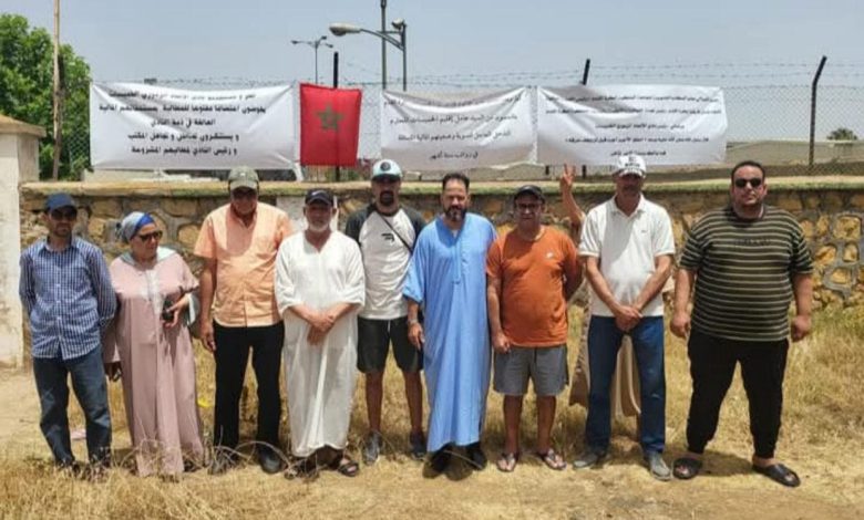 أطر ومستخدمي إتحاد الخميسات يواصلون اعتصامهم أمام مقر النادي ورئيس الفريق يوضح