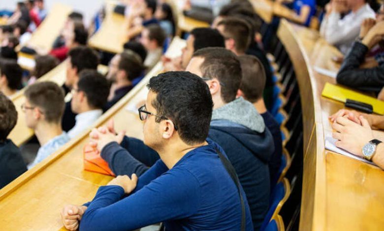 وزارة التعليم توفر تذاكر مجانية للمترشحين لاجتياز الاختبارات الشفوية بفرنسا