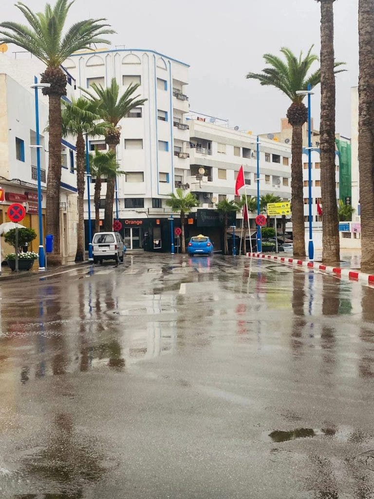 في عز الصيف.. طقس عاصف يضرب الحسيمة ويشلّ حركة الملاحة البحرية مؤقتا - صور
