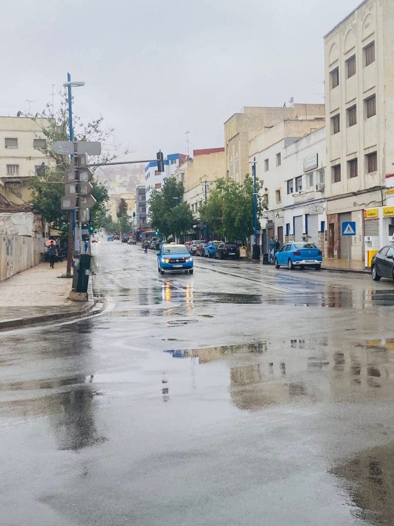 في عز الصيف.. طقس عاصف يضرب الحسيمة ويشلّ حركة الملاحة البحرية مؤقتا - صور