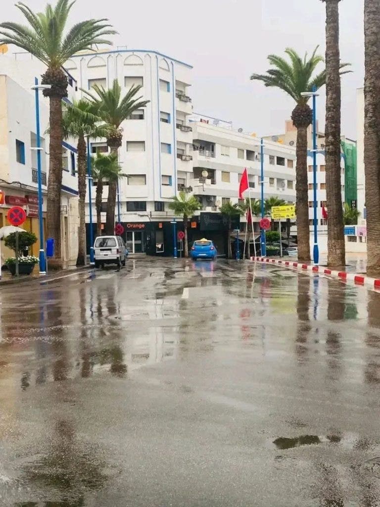 في عز الصيف.. طقس عاصف يضرب الحسيمة ويشلّ حركة الملاحة البحرية مؤقتا - صور
