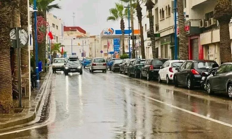 في عز الصيف.. طقس عاصف يضرب الحسيمة ويشلّ حركة الملاحة البحرية مؤقتا – صور