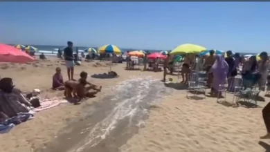أكادير.. تسرب لمياه الصرف الصحي تصدم المصطافين في شاطئ تغازوت