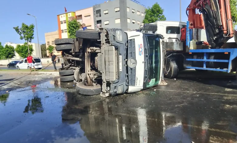 تمارة.. سقوط جرحى في حادث سير خطير جراء انقلاب شاحنة نفايات
