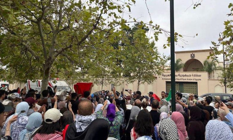مغاربة يتظاهرون أمام السفارة المصرية بالرباط تضامناً مع غزة ومطالبة بفتح المعابر