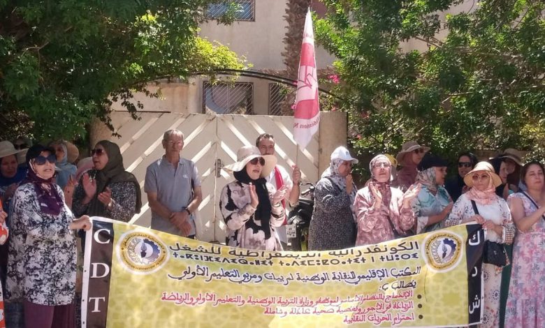 وجدة.. مربيات ومربو التعليم الأولي يحتجون أمام أكاديمية جهة الشرق للمطالبة بالإدماج وتحسين أوضاعهم