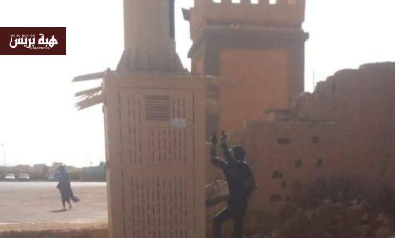 طانطان.. شاب يحتج بتسلق لاقط هوائي بسبب تجاهل ملفه الإداري